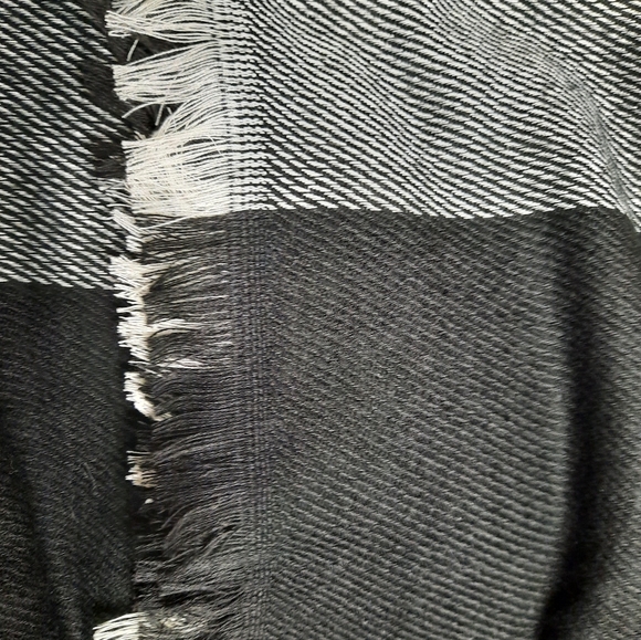 NWT Women's Buffalo Plaid Wrap - Picture 4 of 5